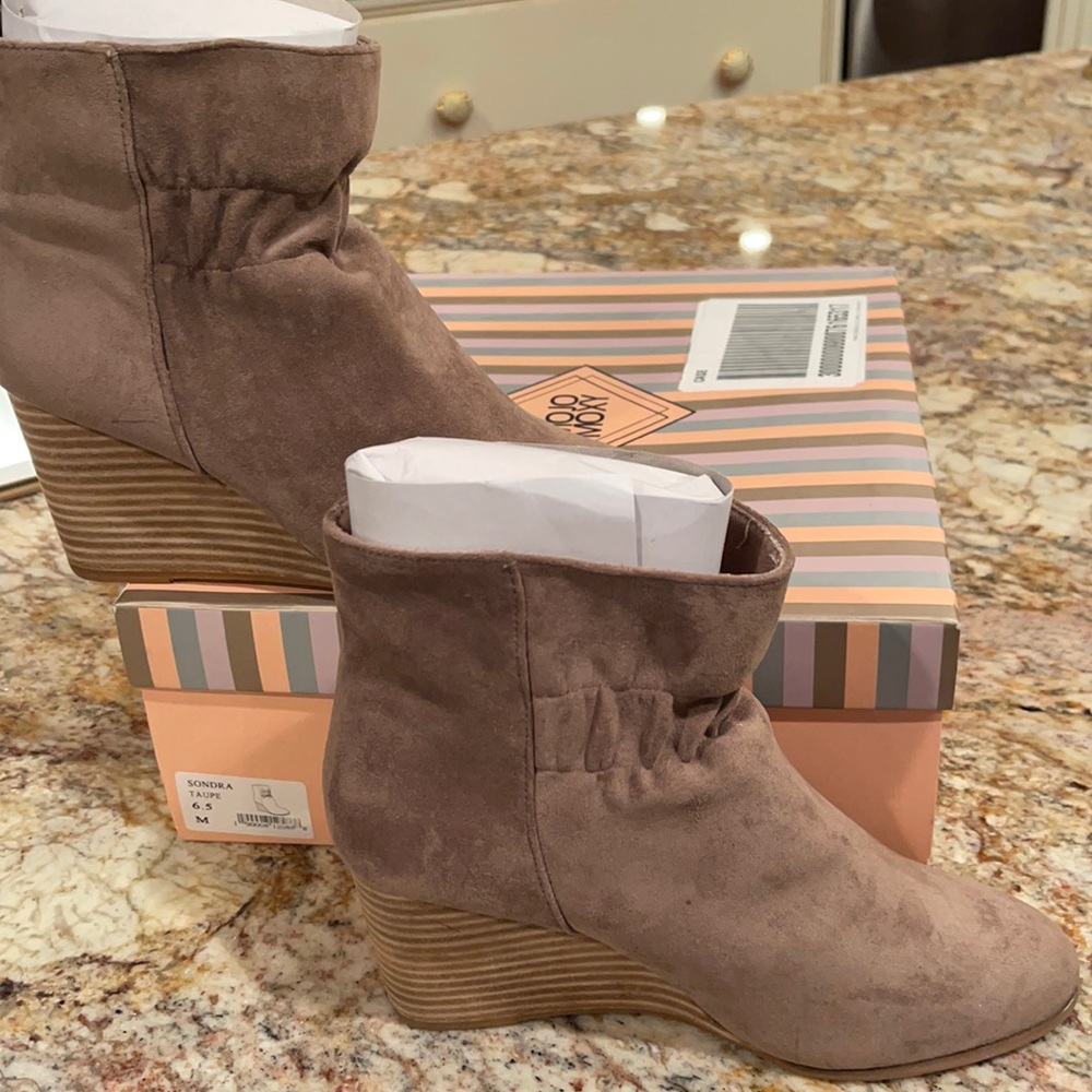 Mojo Moxy Sondra Taupe Suede Wedge Bootie 6.5
